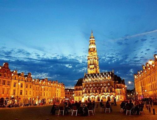 Au Coeur De La Grand Place Arras Exterior foto